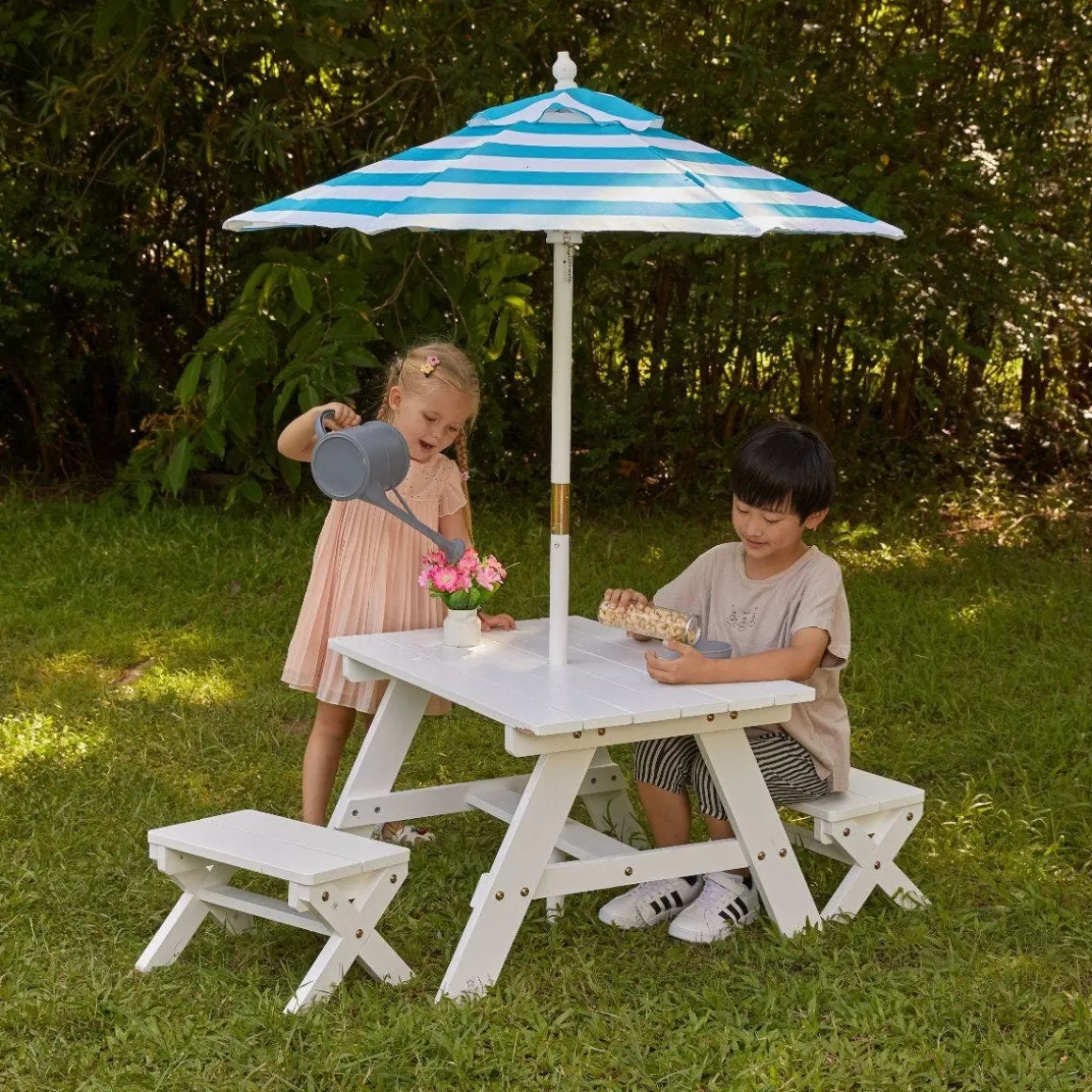 Outlet KidKraft White Outdoor Table With Benches & Umbrella – Turquoise & White Stripes
